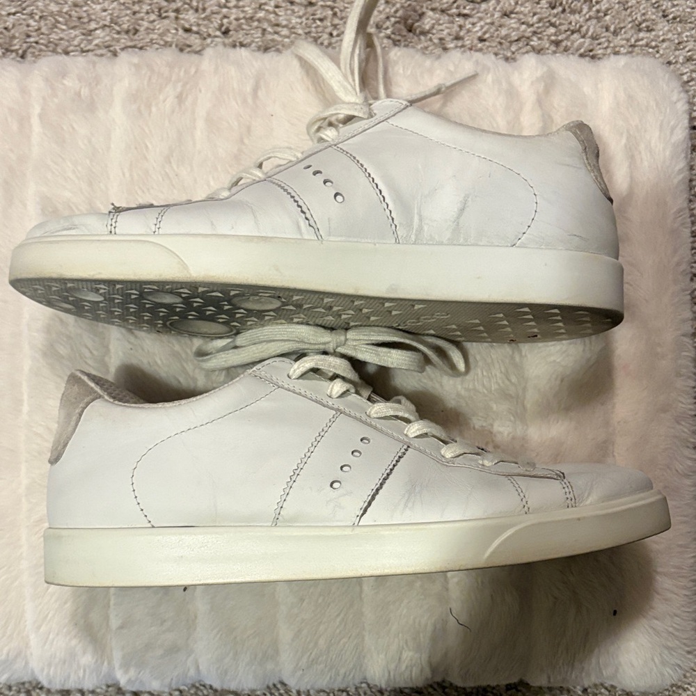 Ecco’s White Low-Top Soft Leather Sneakers - Classic Casual Style